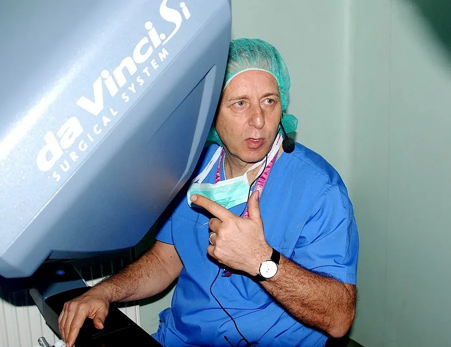 Най-новият робот „Да Винчи” оперира пред публика