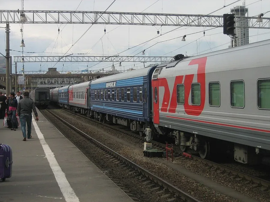 Пътнически и товарен влак се сблъскаха край Москва