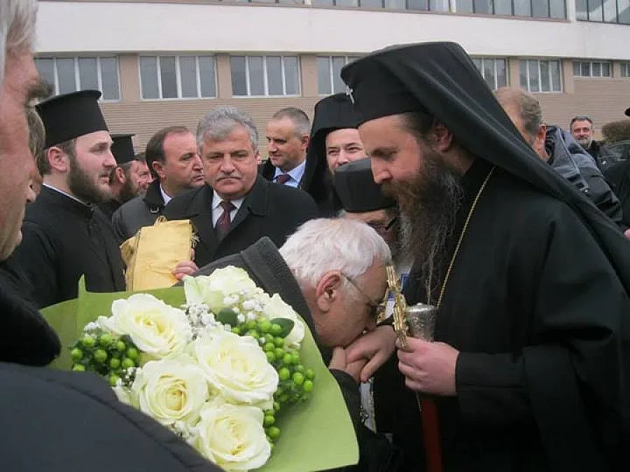 Поп отърва наказание заради служба за Ванга