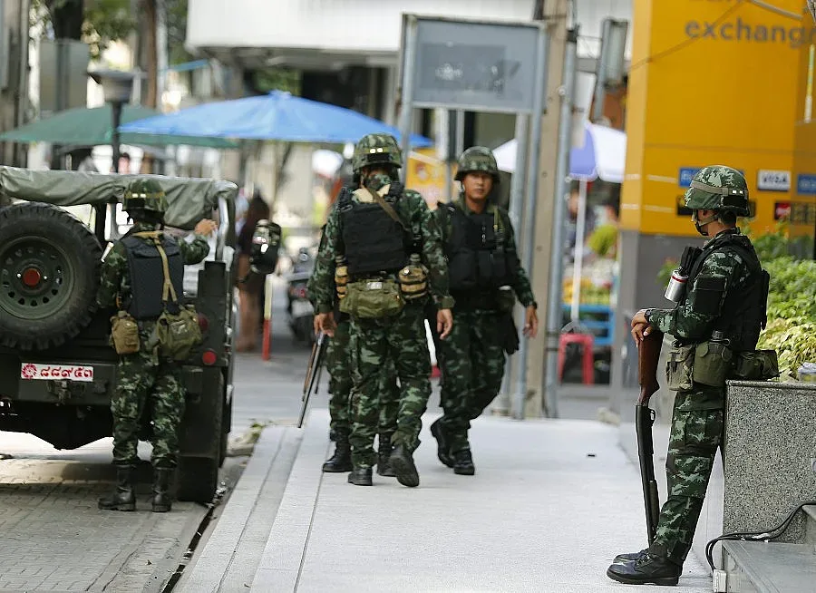Тайландската армия въведе военно положение