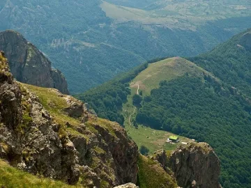 Продължава издирването на загубилите се под в. Ботев