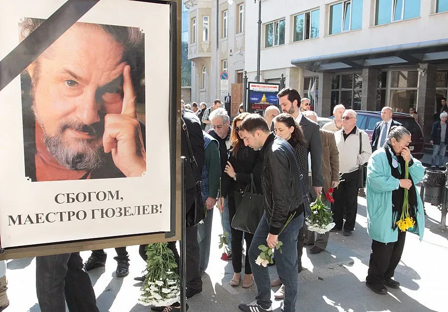 България се сбогува с Гюзелев