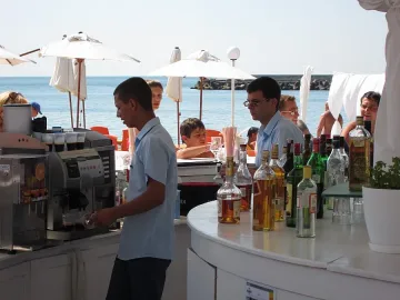 Ученици спасяват сезона на морето