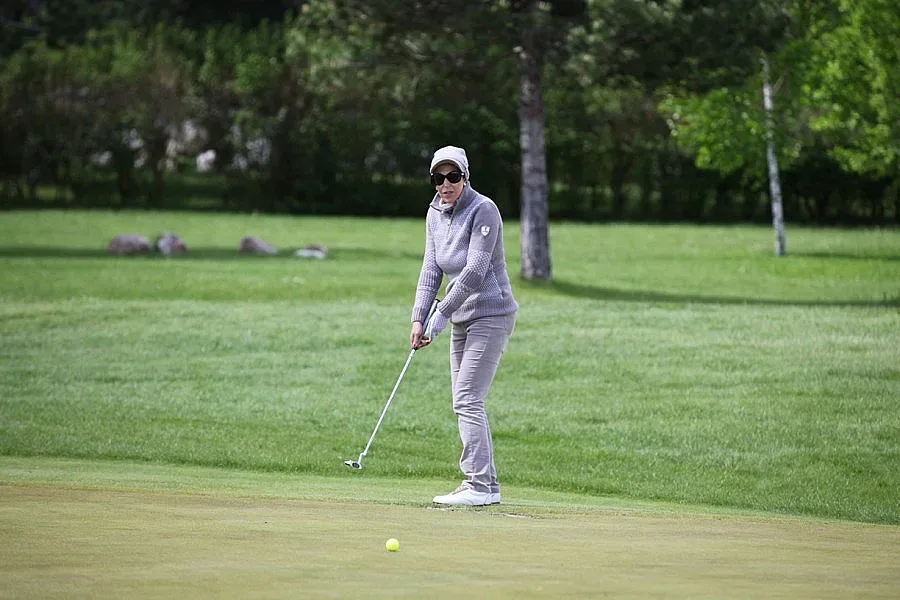 Жена засрами мъже на голф турнир