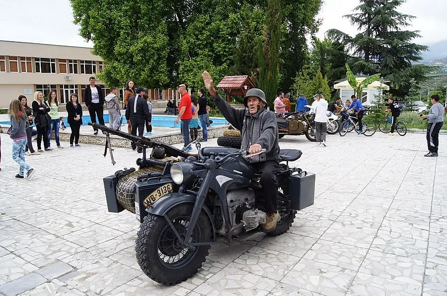 Ретро красавици на 4 гуми зарадваха цяло село