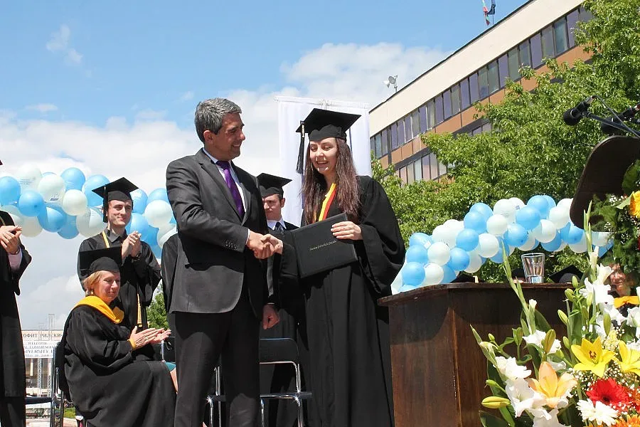 Плевнелиев със 7 правила към абсолвентите в АУБ