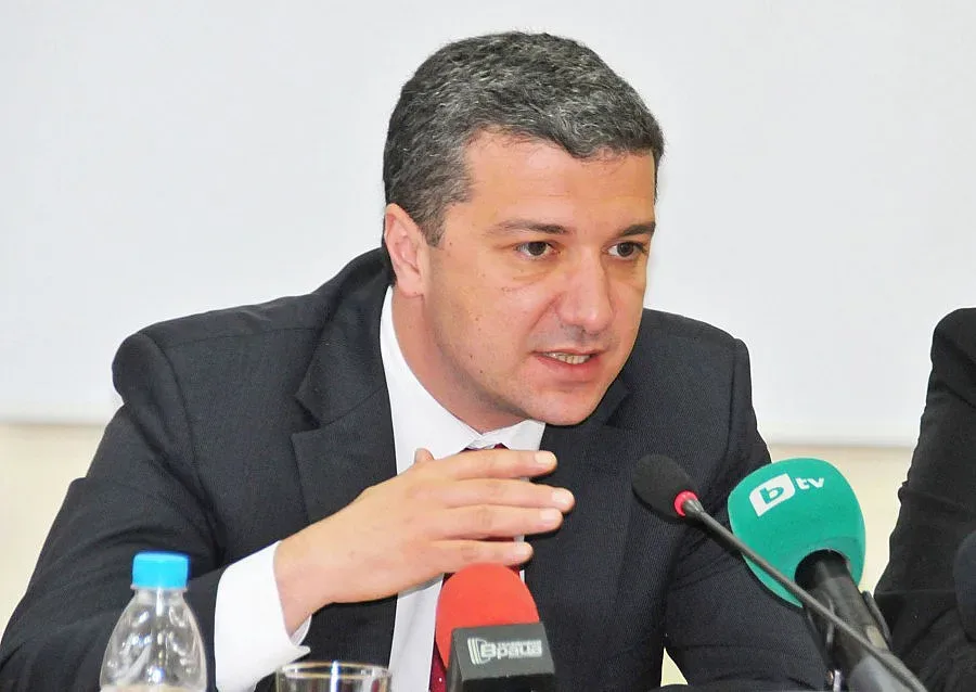 Стойнев: Вкарват Европа във вътрешен спор