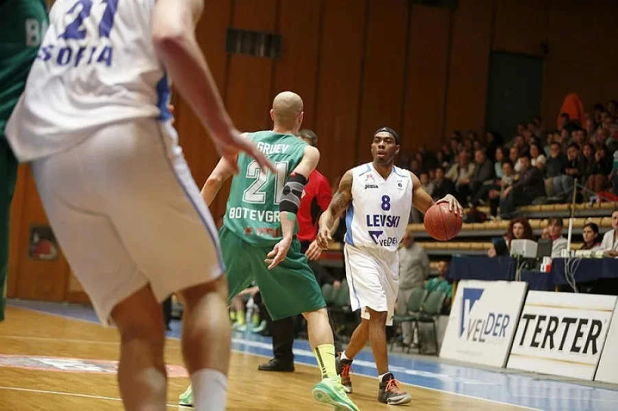 „Левски" пак би „Балкан" и изравни серията на 2:2