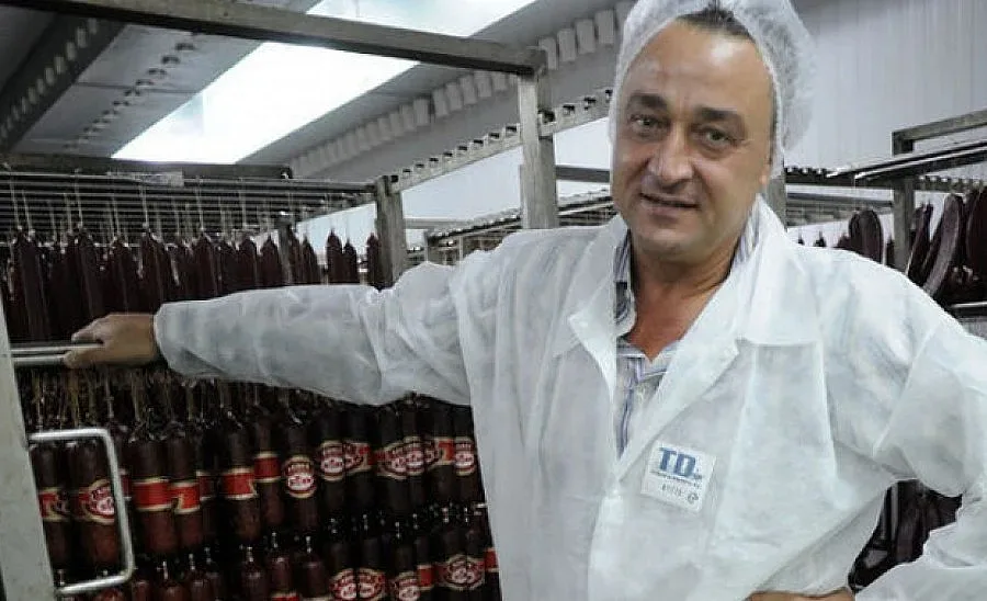 Шефът на "Бони" засечен на пътя