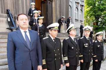 Найденов: Няма да съкратя военен преди пенсия