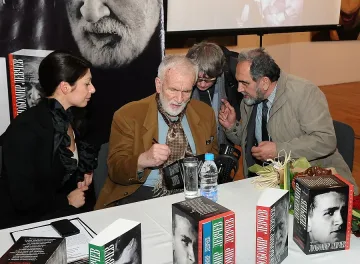 Елитът на крака пред Левчев