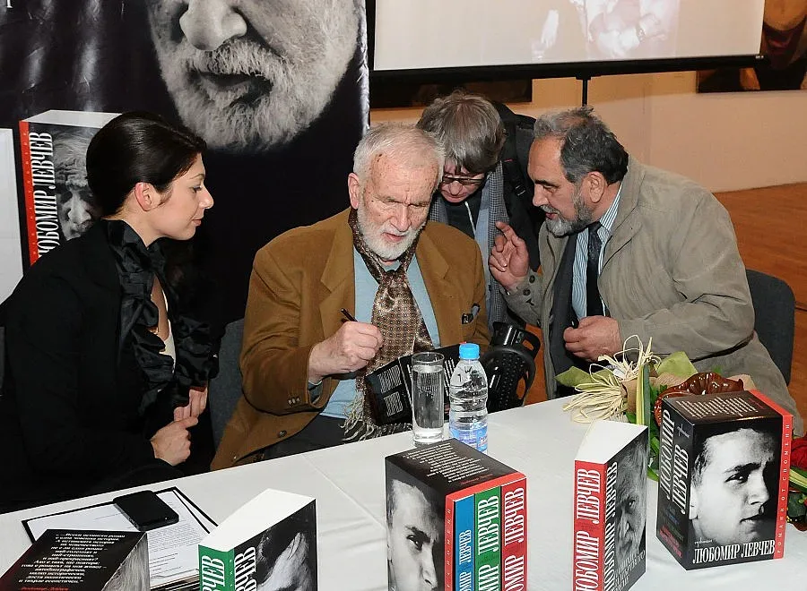 Елитът на крака пред Левчев