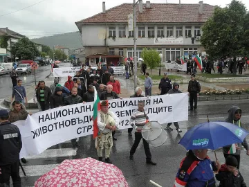 Животновъди блокираха пътя за Гърция