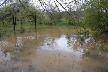Опасно свлачище отнесе път край Струмяни