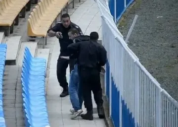 Полицаи озаптиха "Ботев" с пистолет