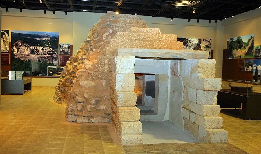 Стъпката на Богородица лекува с глътка вода