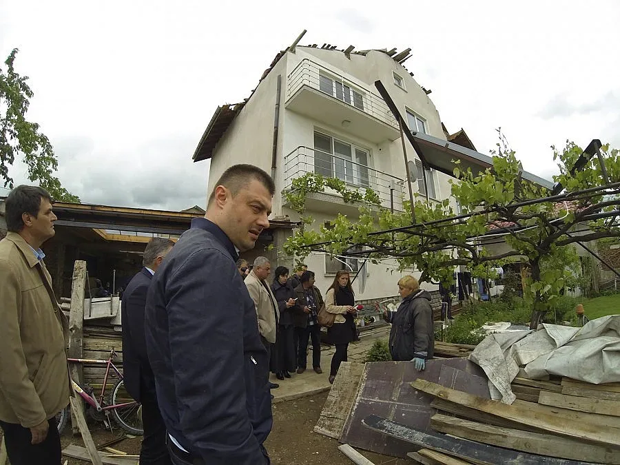 Бареков дари лични средства на пострадалите от смерча