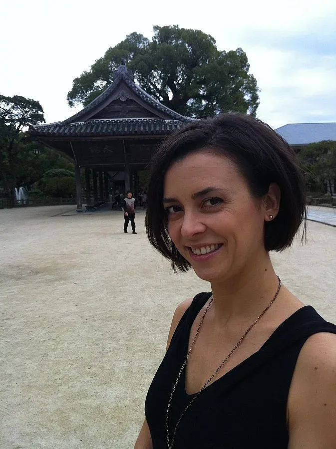 Радост прави обеци от динени семки