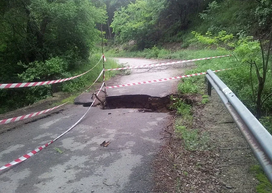 Река отнесе селски мост в Старозагорско