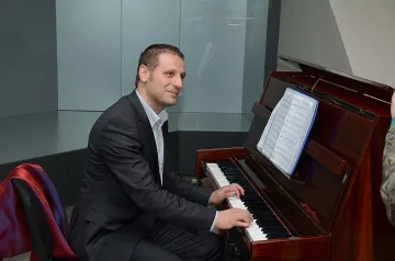 Кандидат за евродепутат дари пиано на музей