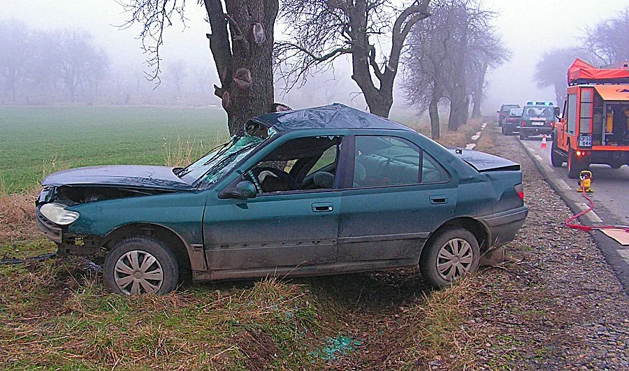 Млад шофьор с „БМВ" се удари в дърво