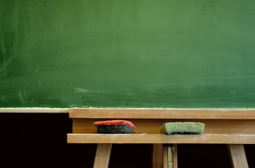 Учители на бунт срещу върната директорка