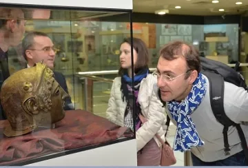 Гърмят с корабно оръдие край морето