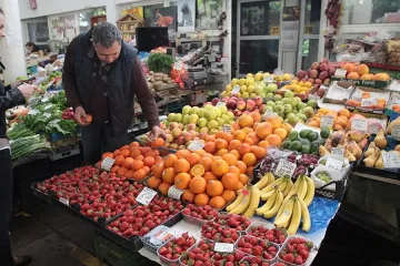 Продават от мазето нелегални домати