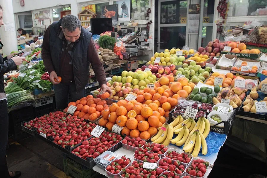 Продават от мазето нелегални домати