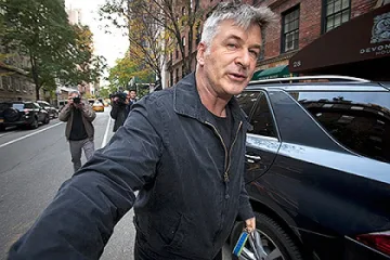 Арестуваха Алек Болдуин за каране на велосипед в насрещното