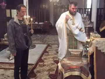 Миряни от 4 общини на опашка пред чудотворни мощи на светци