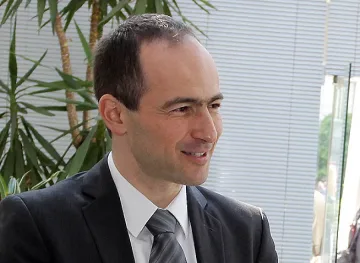 Заплатите ще скочат с инвестиции, а не чрез заеми