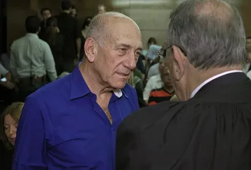 Осъдиха бившия премиер на Израел на 6 г. затвор