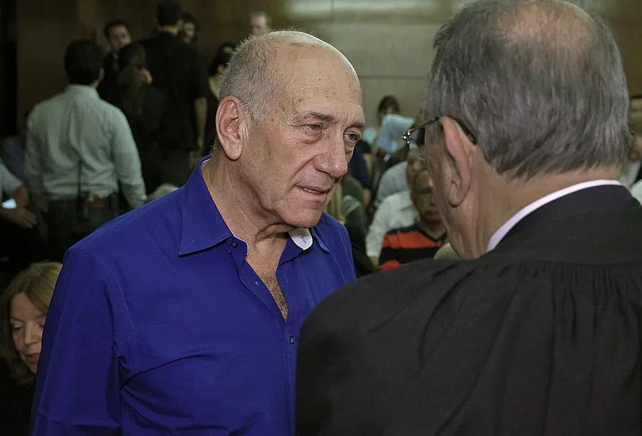 Осъдиха бившия премиер на Израел на 6 г. затвор