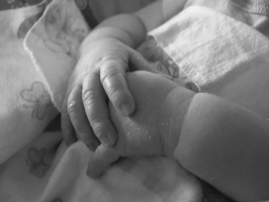 Близначки се родиха, хванати за ръце