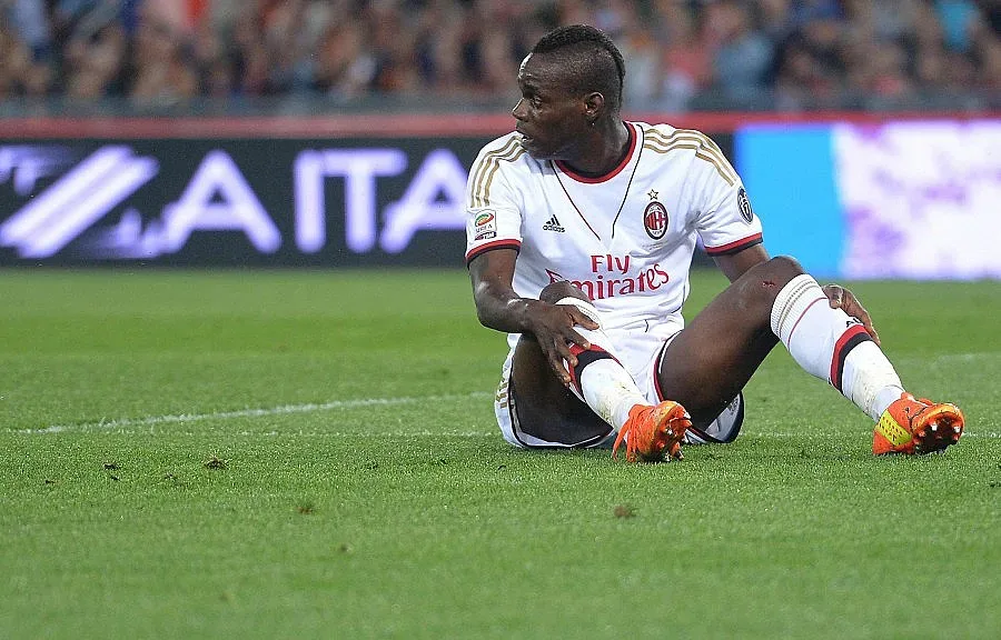 Берлускони тъпче Балотели с яйца