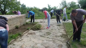 Млади социалисти почистиха паметника на Хамам баир