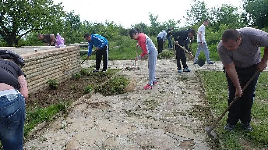 Млади социалисти почистиха паметника на Хамам баир