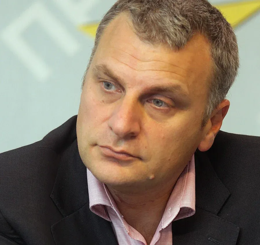 Нагледахме се на спасители, които обещават чудеса