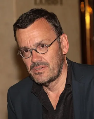 Като политик Достена разбива клишетата