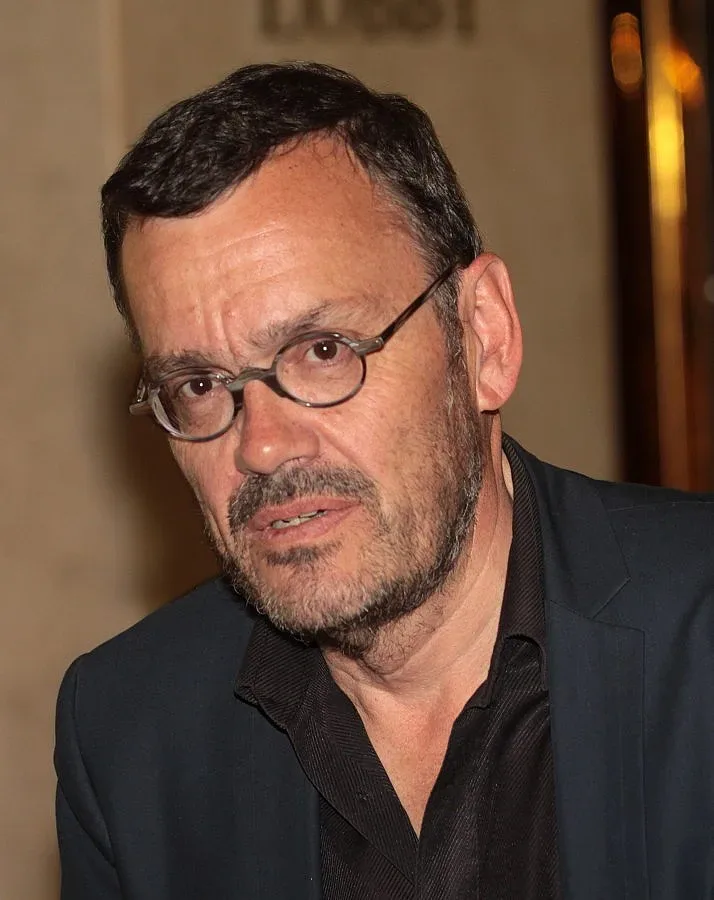 Като политик Достена разбива клишетата