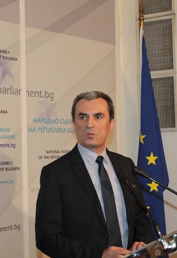 Орешарски става хаджия