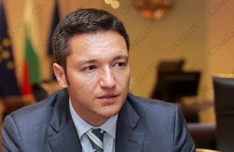 Министър Вигенин честити на "Левски"