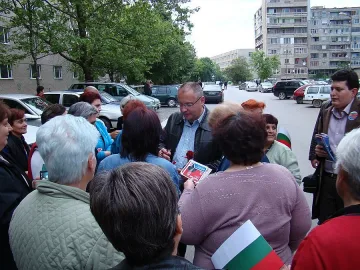 Станишев участва в кампанията „От врата на врата“ в Ямбол 