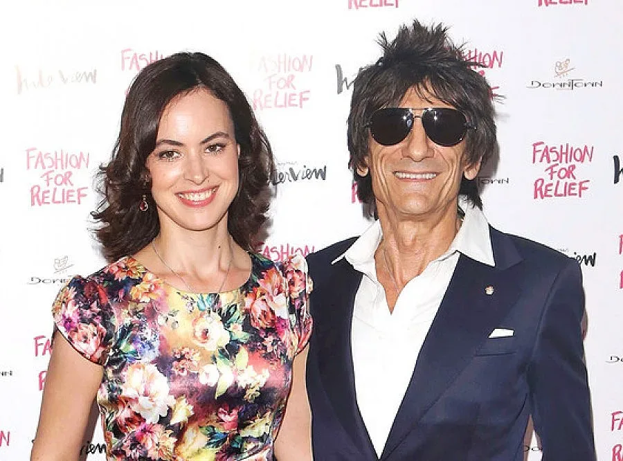 Рони Ууд продава голата си жена