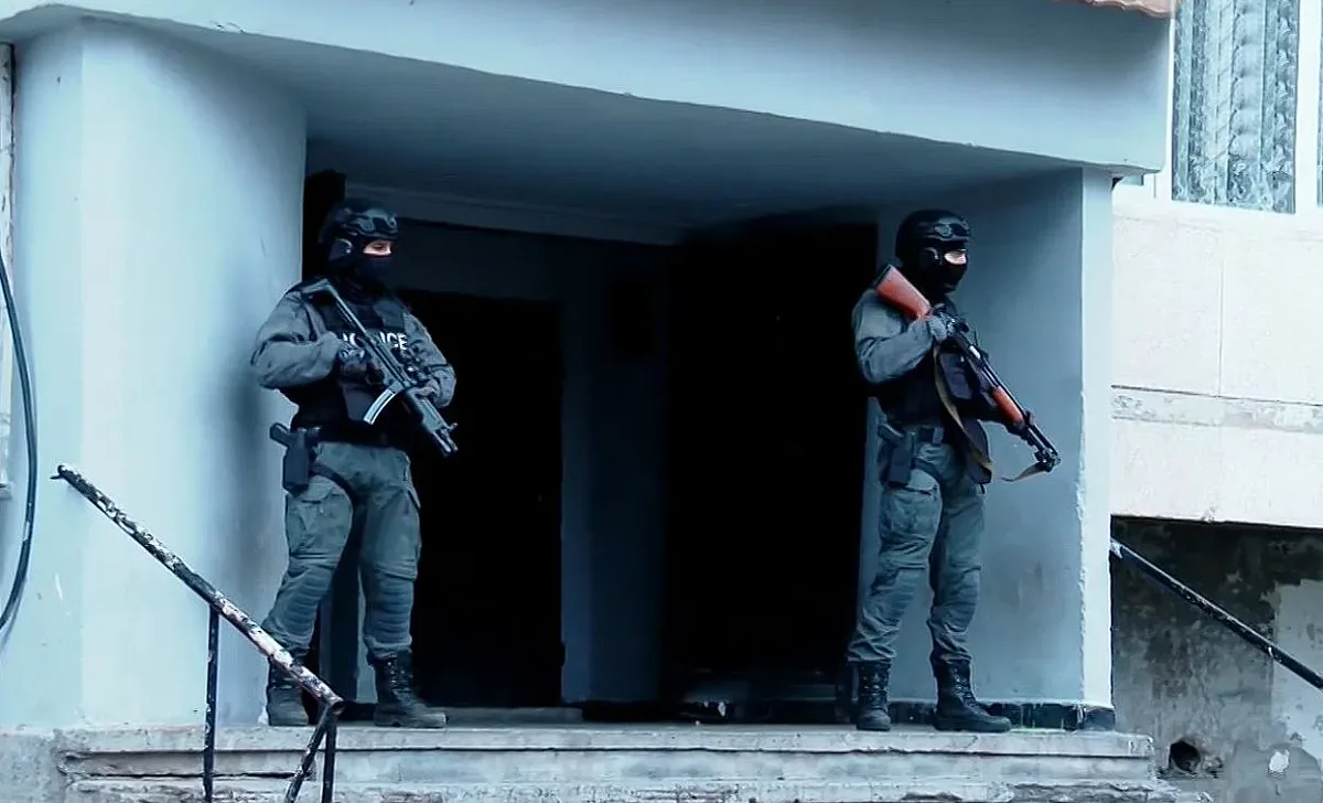 Полиция блокира голям наш град тази сутрин, извършват се арести