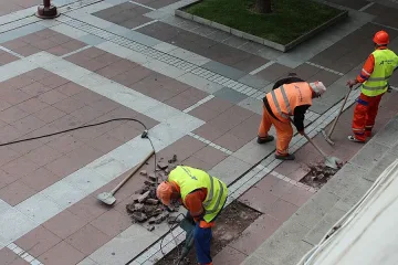Сменят плочки в Благоевград по заповед на кмета