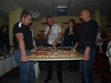 Кмет дари подаръка си за лечение на младеж