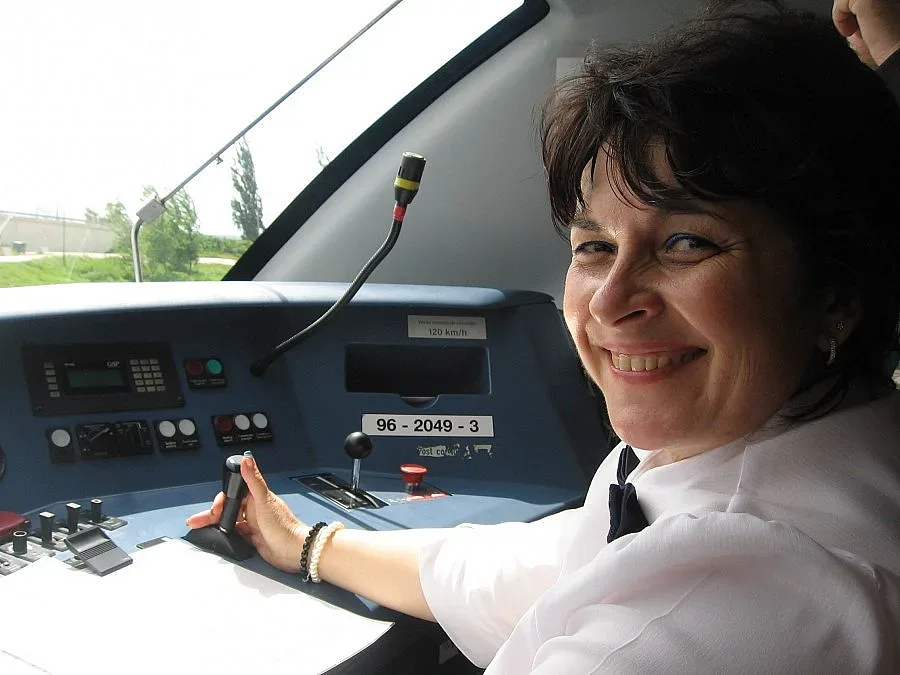 Чаровна дама подкара първия влак по моста "Нова Европа"