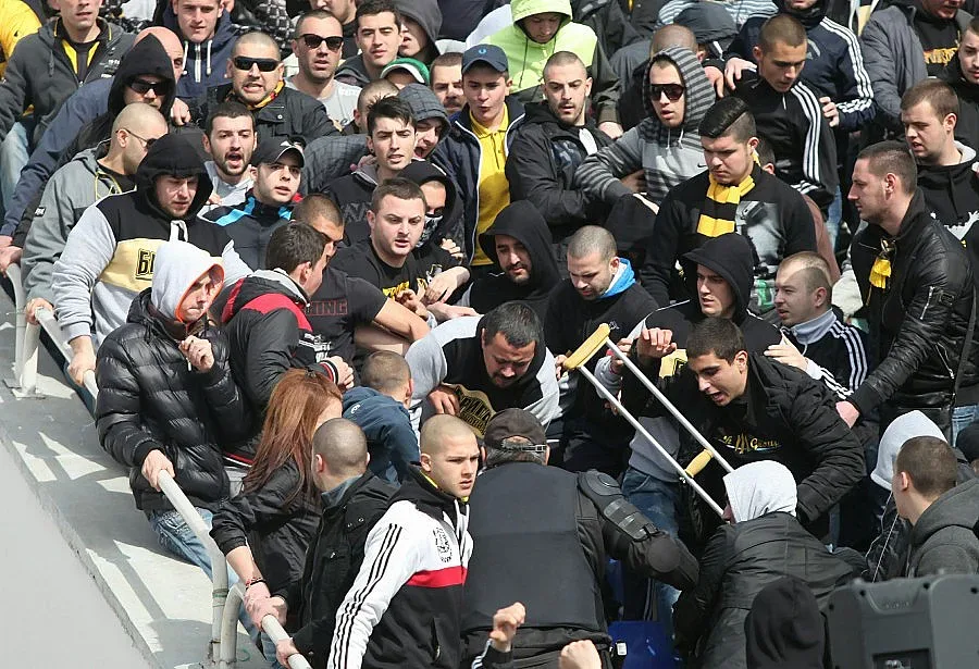 13 арестувани след бой между агитки в Пловдив